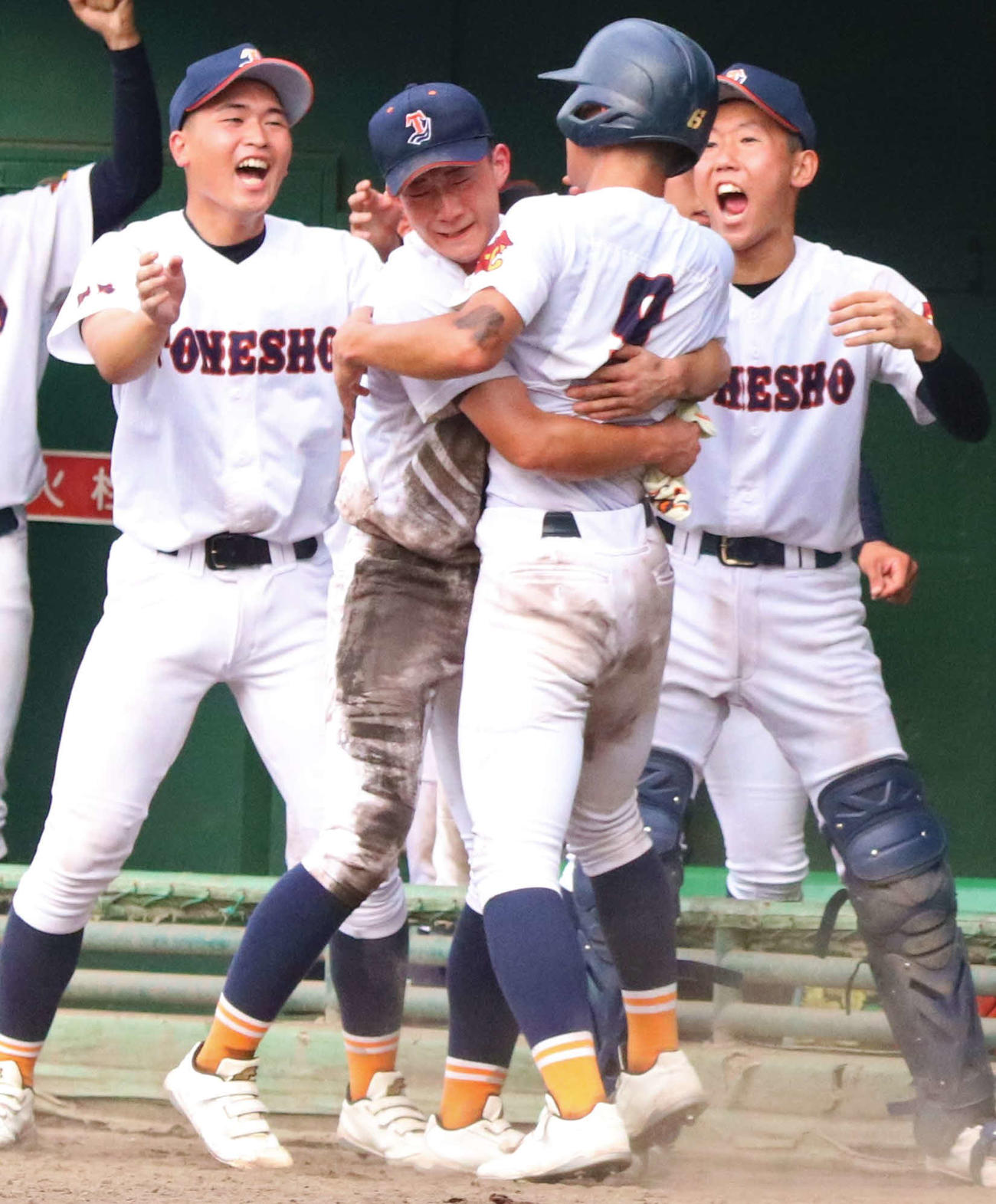 利根商対市太田　9回表利根商2死二塁、金子朝飛外野手の右前適時打で生還した阿部峻介外野手と双子の弟阿部岳琉主将が抱き合う（撮影・黒須亮）