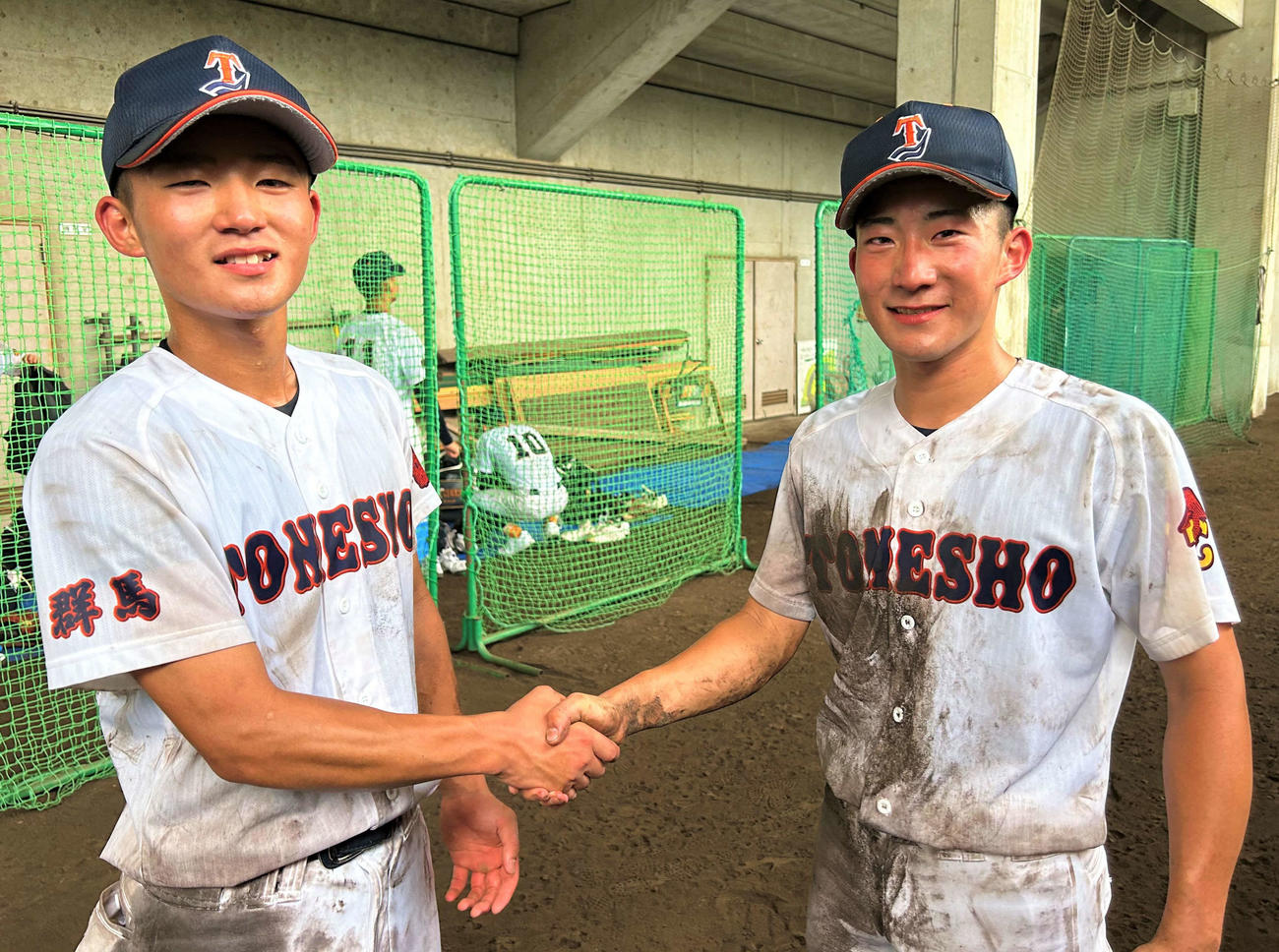 利根商対市太田　試合後に健闘をたたえ合った阿部峻介外野手（左）と阿部岳琉主将（右）（撮影・黒須亮）