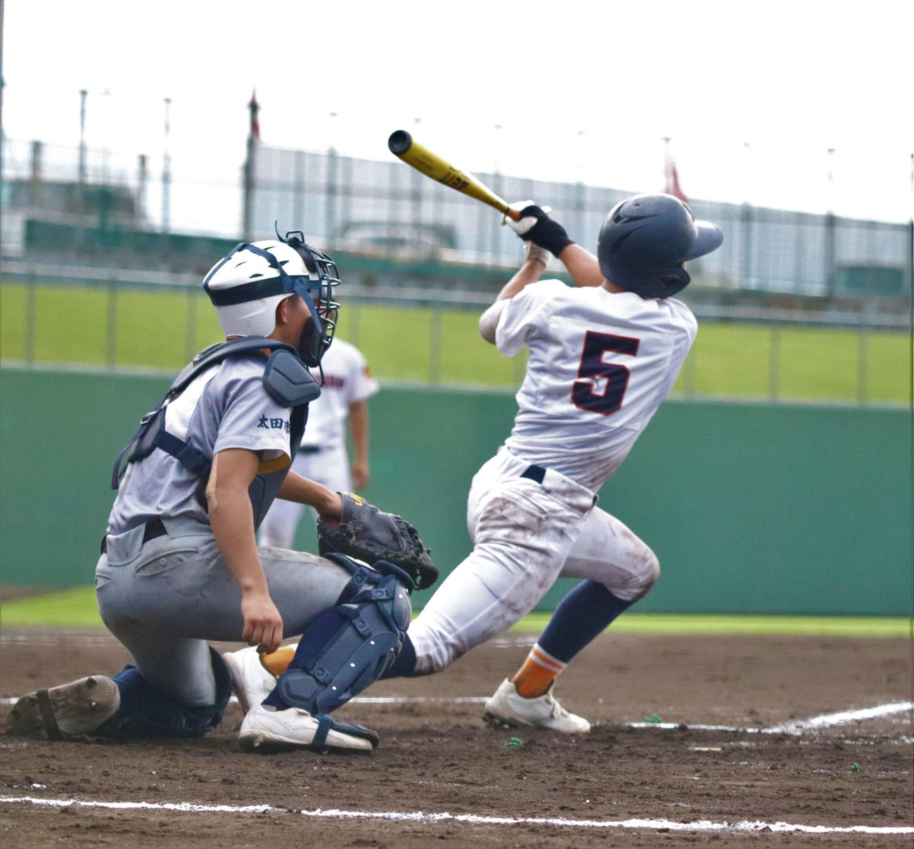 利根商対市太田　9回表利根商無死、阿部岳琉主将が体勢を崩されながらも中前に安打を放つ（撮影・黒須亮）