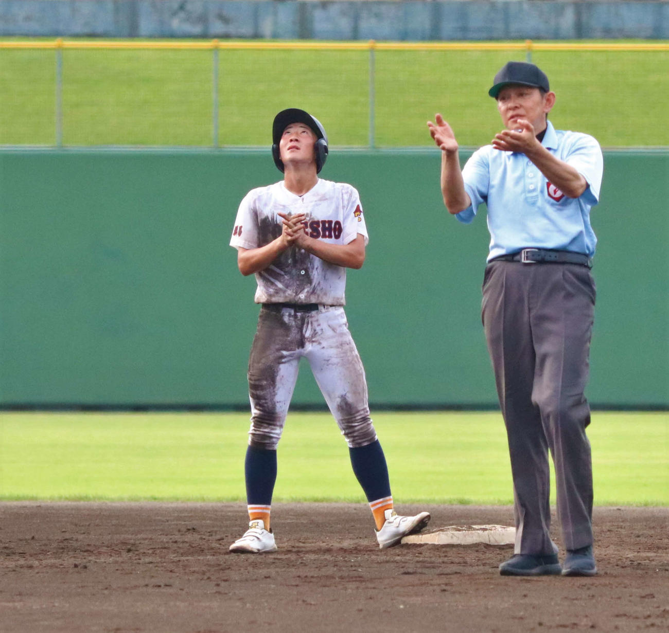 利根商対市太田　9回表利根商2死二塁、二塁走者の阿部岳琉主将は空を見上げ祈る（撮影・黒須亮）