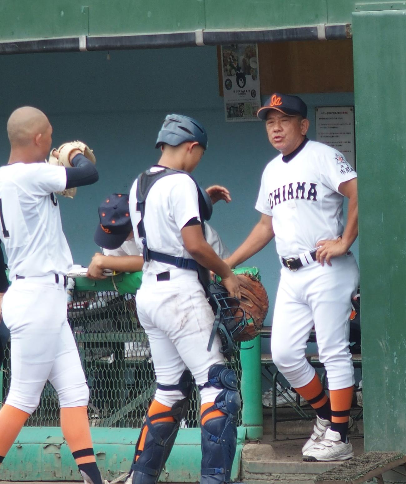 市尼崎対武庫荘総合で、バッテリーに声をかける市尼崎・椎江博監督（撮影・永田淳）