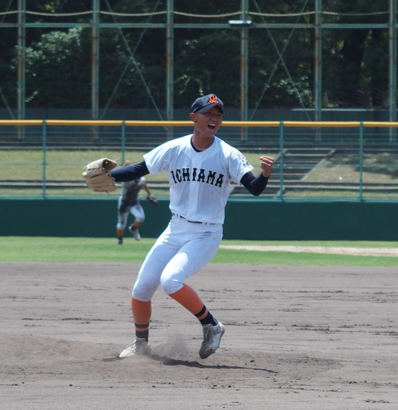 市尼崎対武庫荘総合で、最終打者から三振を奪ってガッツポーズする市尼崎・松江俊希投手（撮影・永田淳）