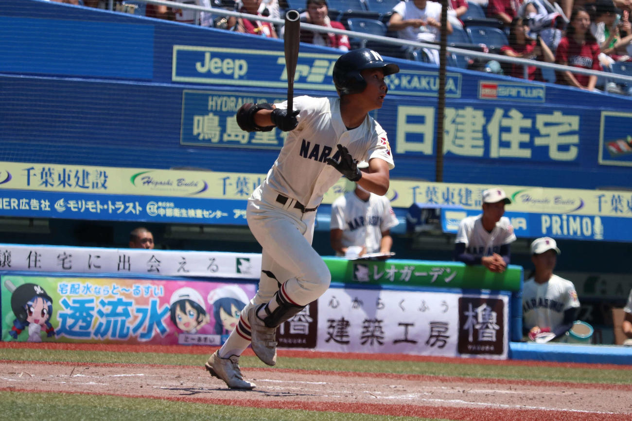 八千代－習志野　3－2で迎えた3回、右中間へのソロ本塁打で貴重な1点を挙げた、習志野の根立（撮影・保坂淑子）