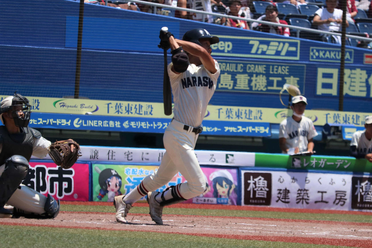 八千代－習志野　3－2で迎えた3回、右中間へのソロ本塁打で貴重な1点を挙げた、習志野の根立（撮影・保坂淑子）