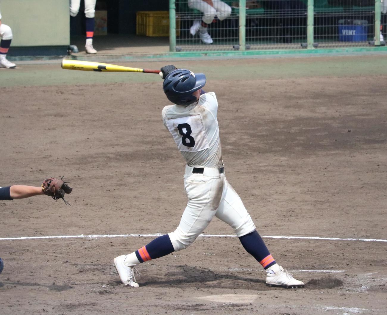 仁川学院対夢野台　仁川学院の金山顕大外野手（2年）がフルスイングする（撮影・林亮佑）＝2023年7月12日、ウインク球場