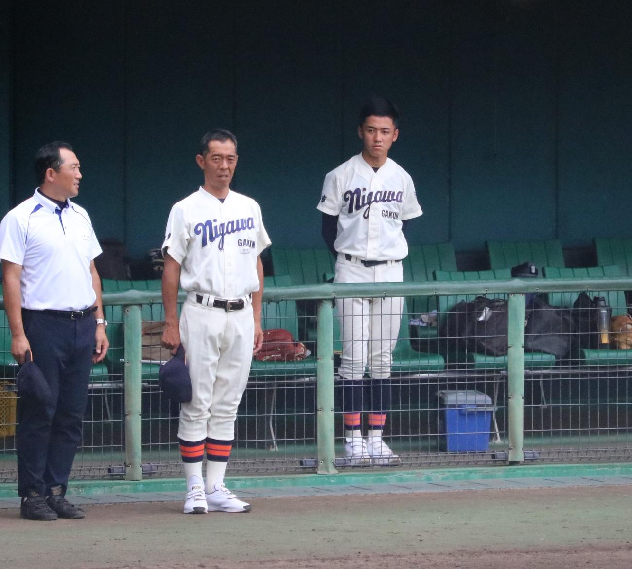 仁川学院対夢野台　仁川学院の松原蓮空外野手（2年）はベンチから校歌を聞く（撮影・林亮佑）＝2023年7月12日、ウインク球場
