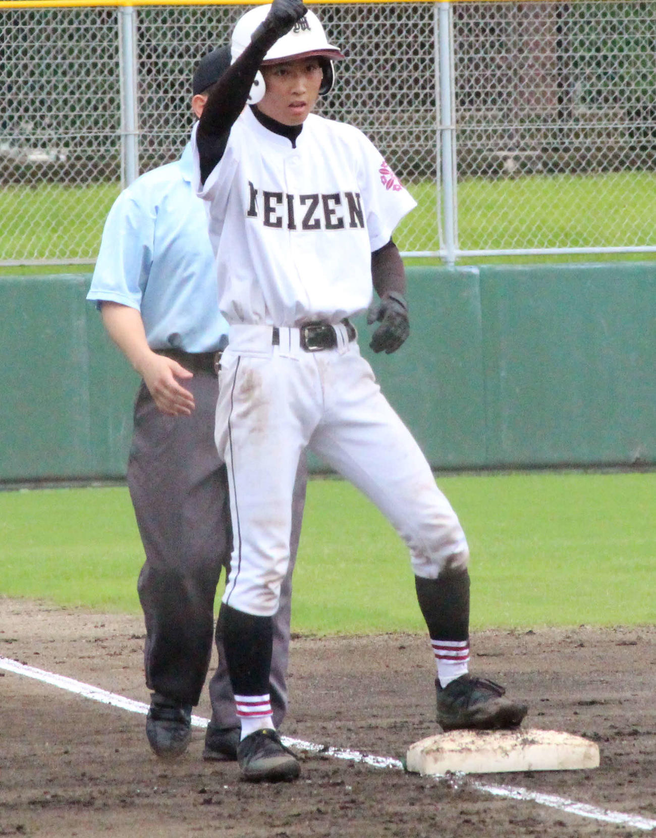 西南学院対明善　2回裏明善1死二、三塁、右越え2点適時三塁打で腕を突き上げる小島（撮影・菊川光一）