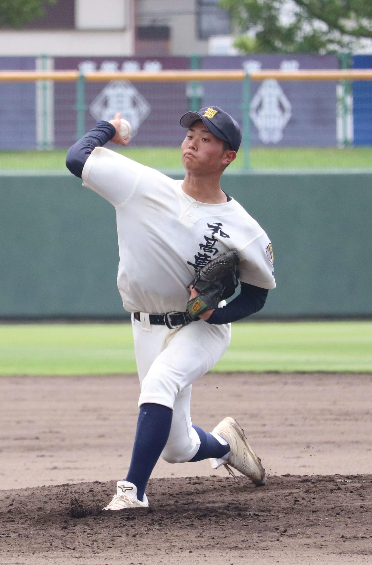 洲本対西宮甲山　西宮甲山の清水監督は試合後の取材中に涙を見せる（撮影・林亮佑）