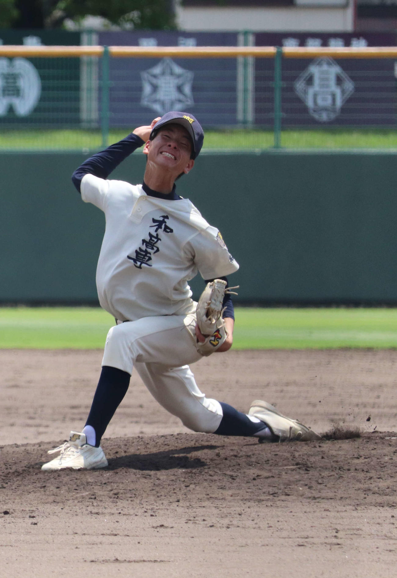 洲本対西宮甲山　西宮甲山の清水監督は試合後の取材中に涙を見せる（撮影・林亮佑）