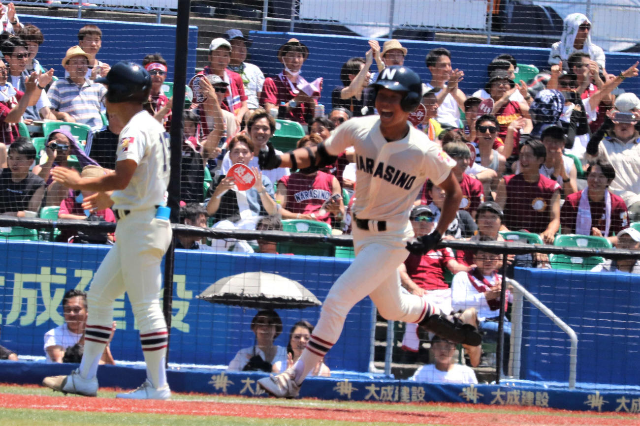 八千代－習志野　3回、右中間へのソロ本塁打を放ち、笑顔でダイヤモンドを回る習志野の根立（撮影・保坂淑子）