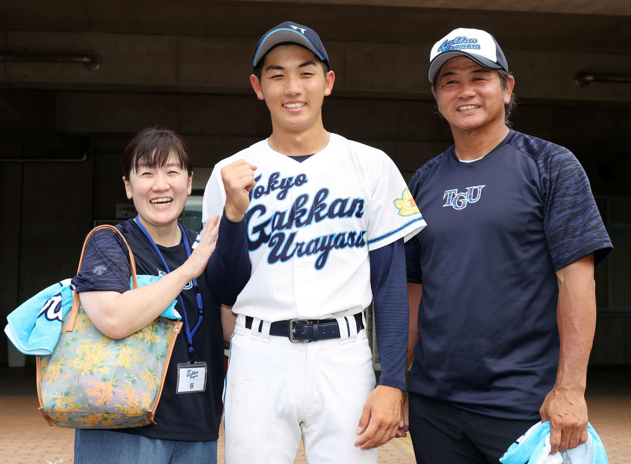 東京学館浦安対桜林　初戦を快勝で突破した東京学館浦安・谷（中央）は試合後、父・谷佳知氏（右）と母・亮子さんと笑顔で記念撮影する（撮影・浅見桂子）