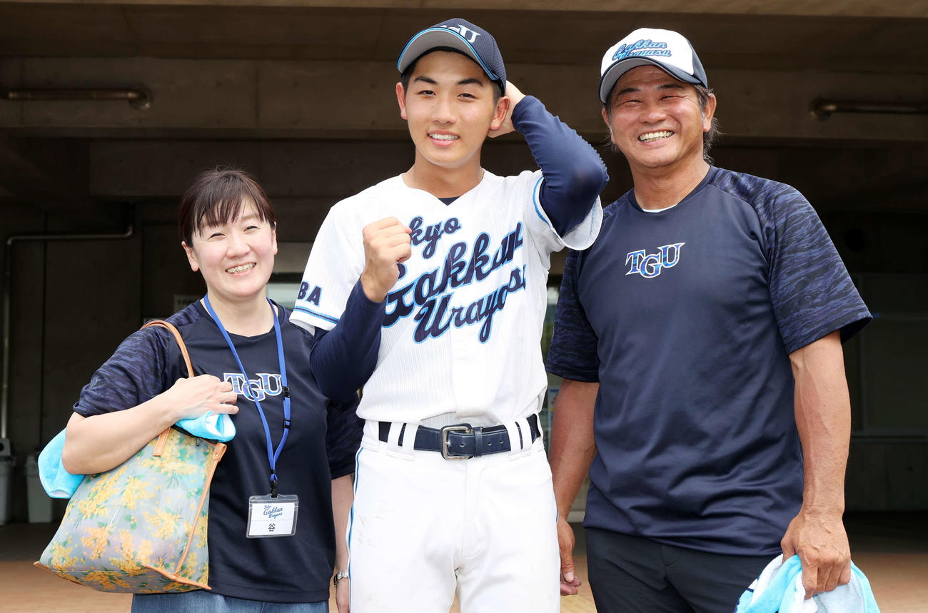 東京学館浦安対桜林　初戦を快勝で突破した東京学館浦安・谷（中央）は試合後、父・谷佳知氏（右）と母・亮子さんと笑顔で記念撮影する（撮影・浅見桂子）