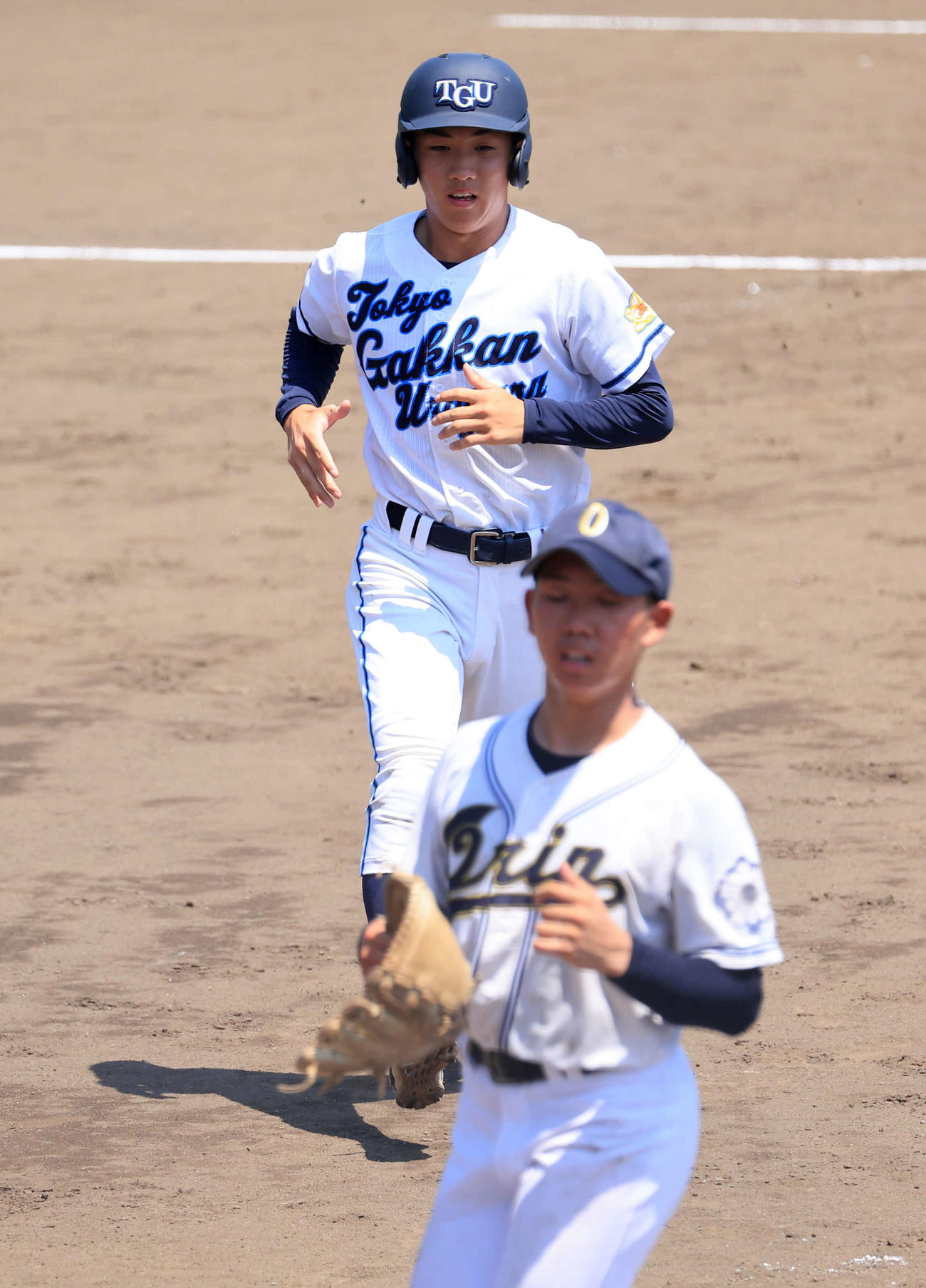東京学館浦安対桜林　4回表東京学館浦安1死満塁、山田の3点適時二塁打で一気に生還する二塁走者の谷（撮影・浅見桂子）