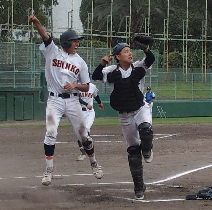 神港学園対西宮東　10回裏にサヨナラのホームインをする神港学園・山本（撮影・永田淳）