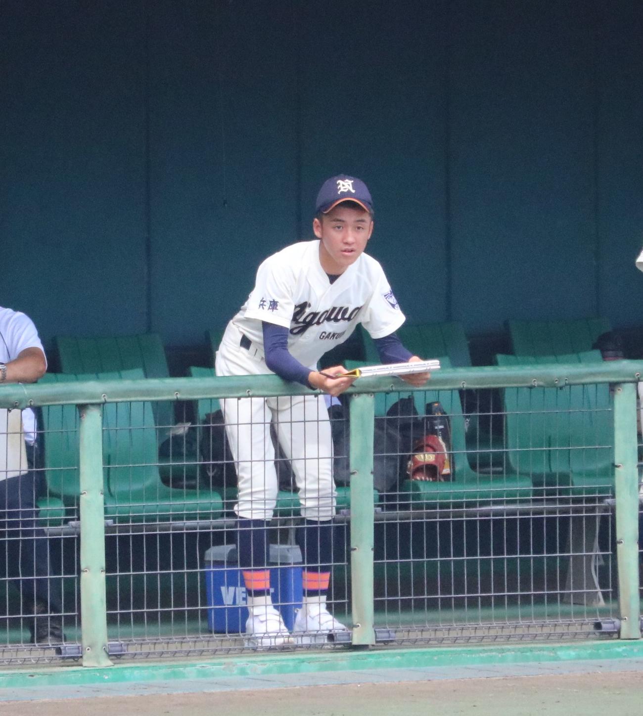 仁川学院対夢野台　仁川学院の松原蓮空外野手（2年）がベンチで記録をつける（撮影・林亮佑）＝2023年7月12日、ウインク球場