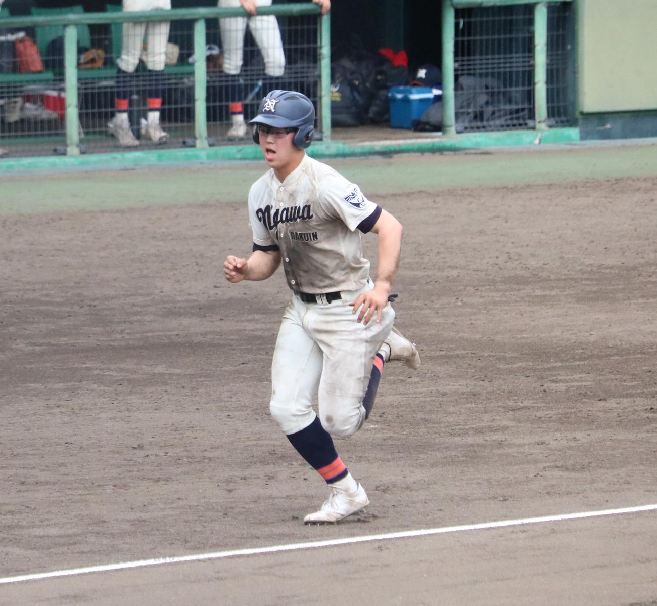 仁川学院対夢野台　仁川学院の金山顕大外野手（2年）が7点目のホームに駆け込む（撮影・林亮佑）＝2023年7月12日、ウインク球場