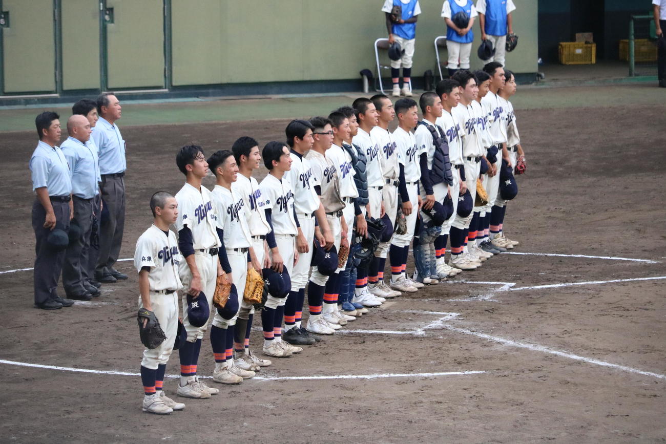 仁川学院対夢野台　勝利した仁川学院ナインが校歌を歌う（撮影・林亮佑）＝2023年7月12日、ウインク球場