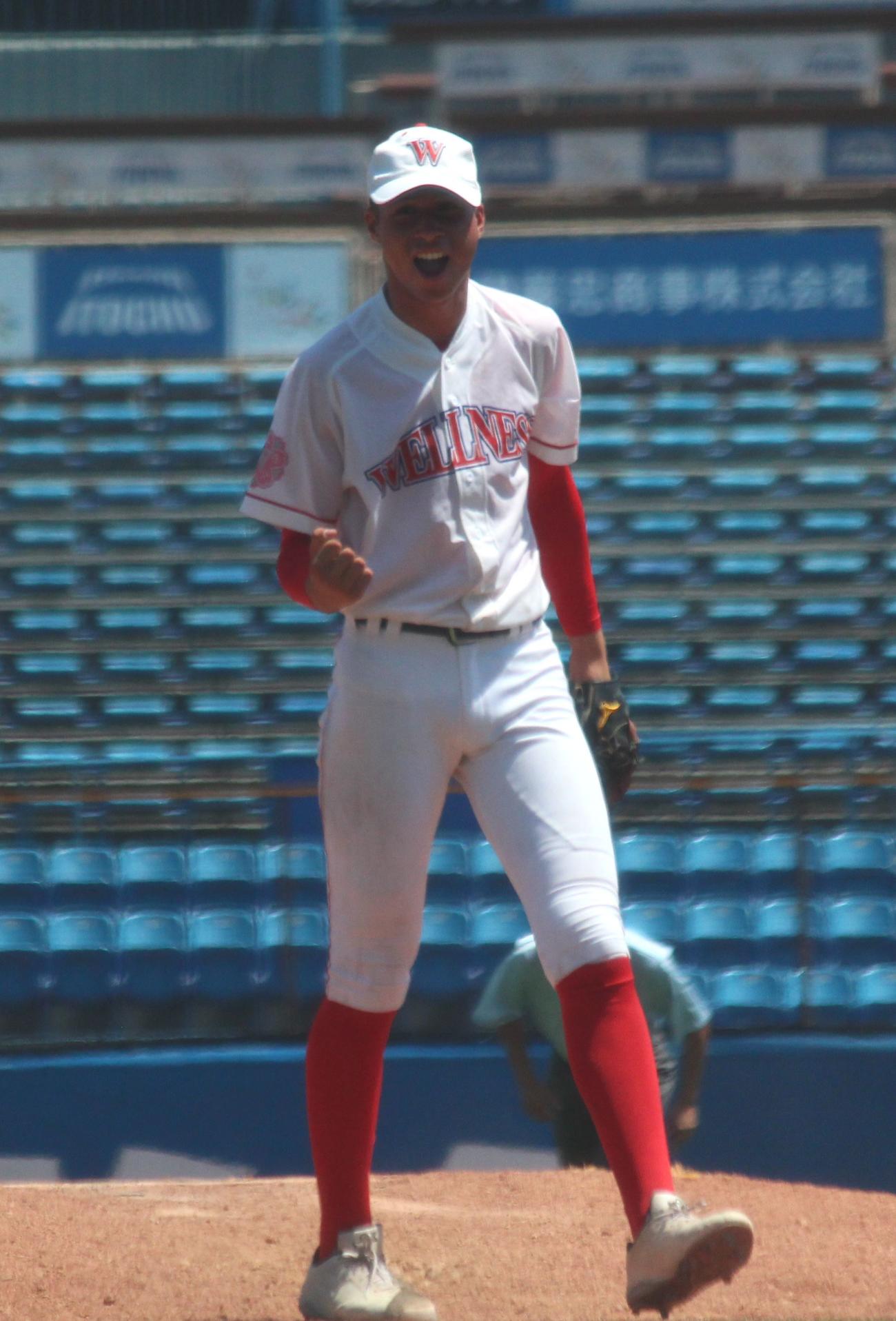 正則対日本ウェルネス　9回表を三者凡退に抑えて勝利し、ガッツポーズをする日本ウェルネス・辻口（撮影・保坂恭子）