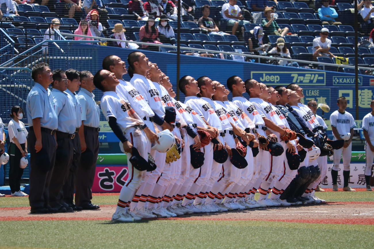 若松ー木更津総合　5回コールドで勝利し、19年秋ぶりの全力校歌を披露する木更津総合の選手たち（撮影・保坂淑子）