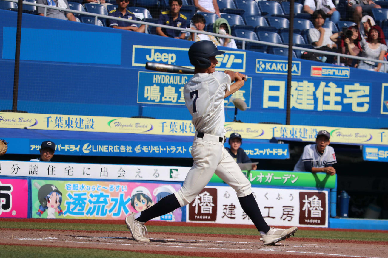 千葉商対市船橋　1回裏、先頭打者本塁打を放った市船橋のハレグザット・ノア（撮影・保坂淑子）