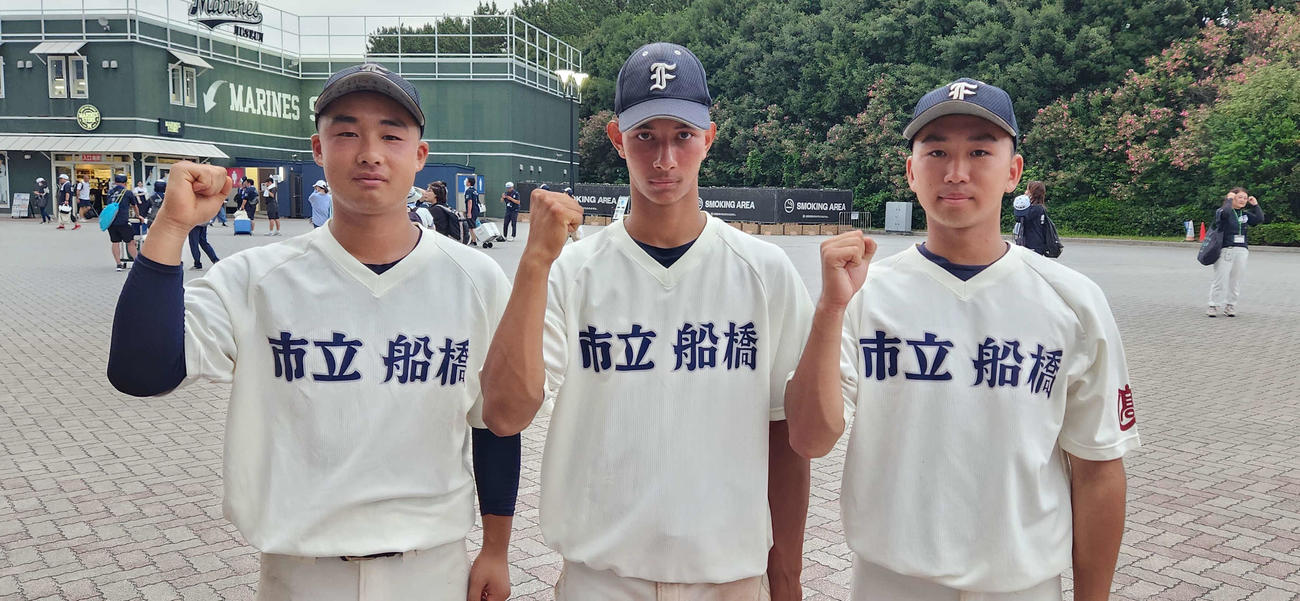 千葉商－市船橋　初戦突破しガッツポーズを作る（左から）市船橋の篠崎、ノア、江川（撮影・保坂淑子）