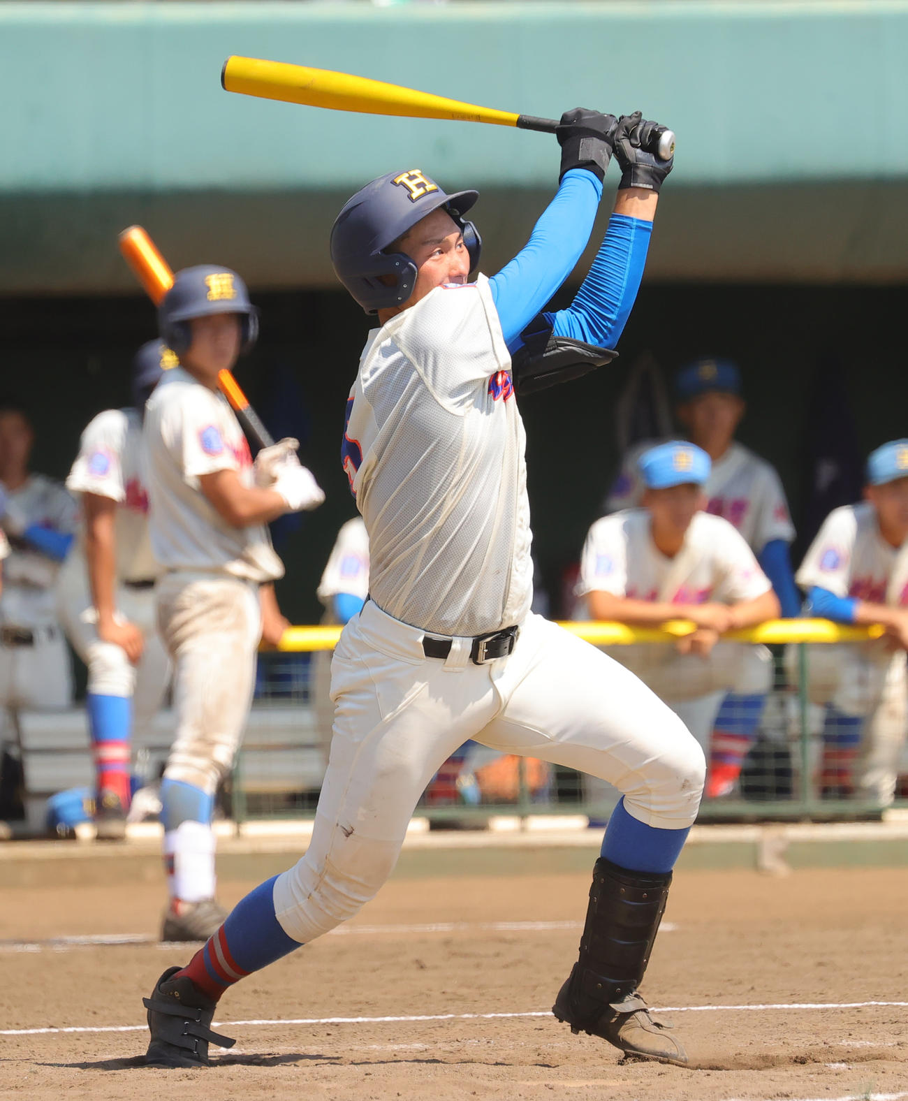 4回裏花咲徳栄1死、右中間三塁打を放つ小野（撮影・野上伸悟）