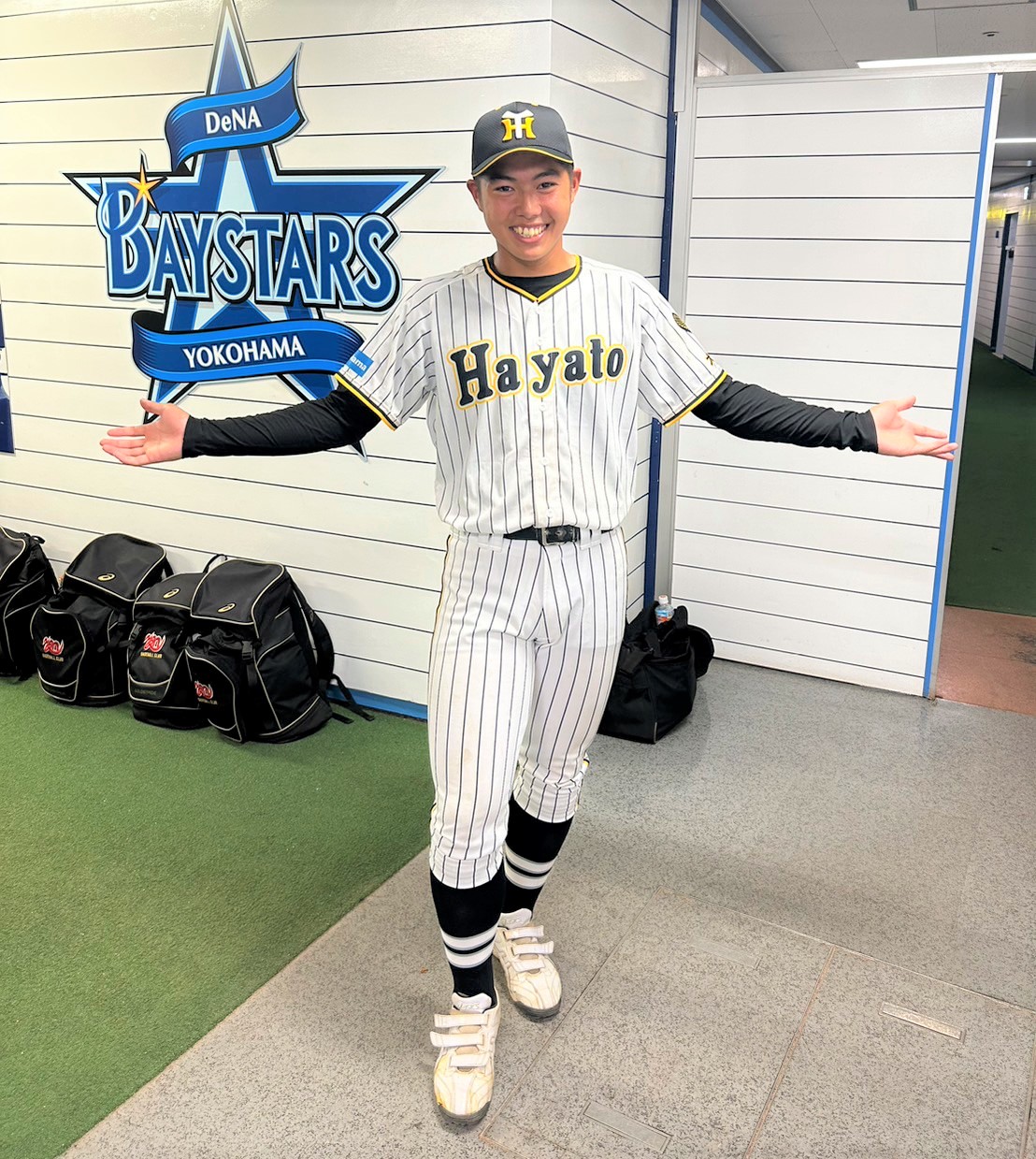 仮面ライダーの変身ポーズを披露する横浜隼人・山口（撮影・星夏穂）