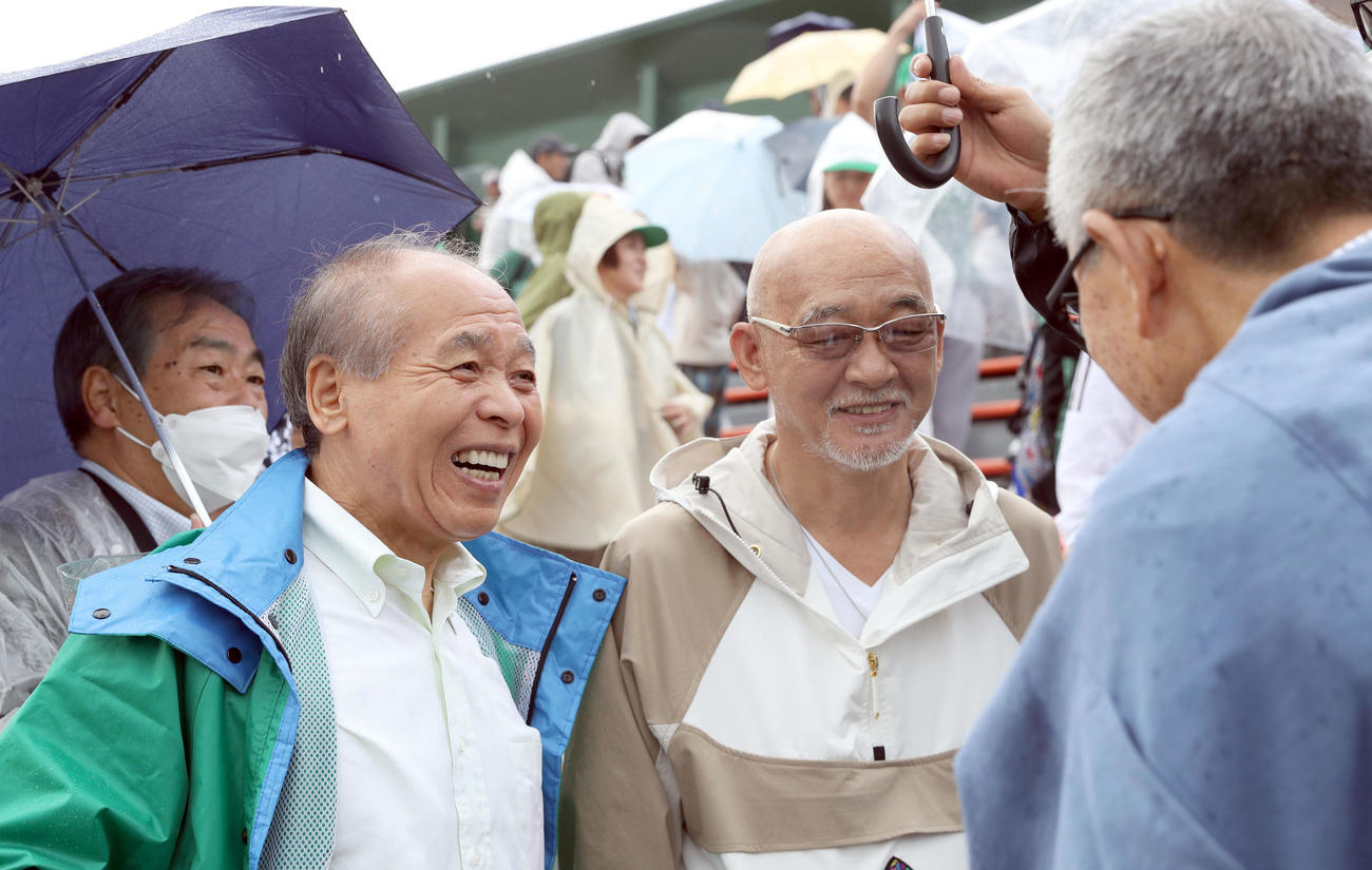 足寄の応援に駆けつけた鈴木宗男参議院議員（左）と松山千春（撮影・佐藤翔太）