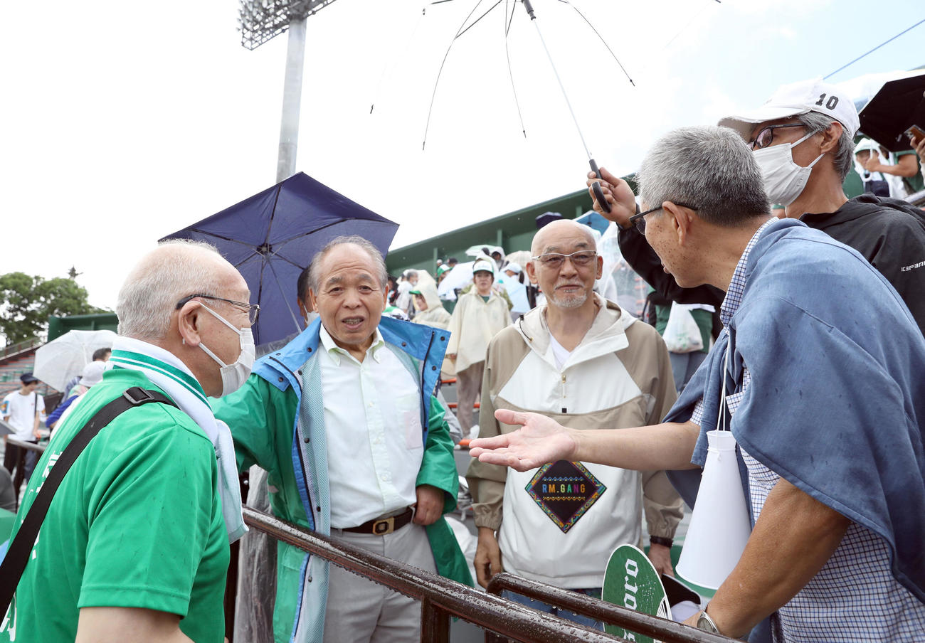 足寄の応援に駆けつけた鈴木宗男参議院議員（左から2人目）と松山千春（撮影・佐藤翔太）