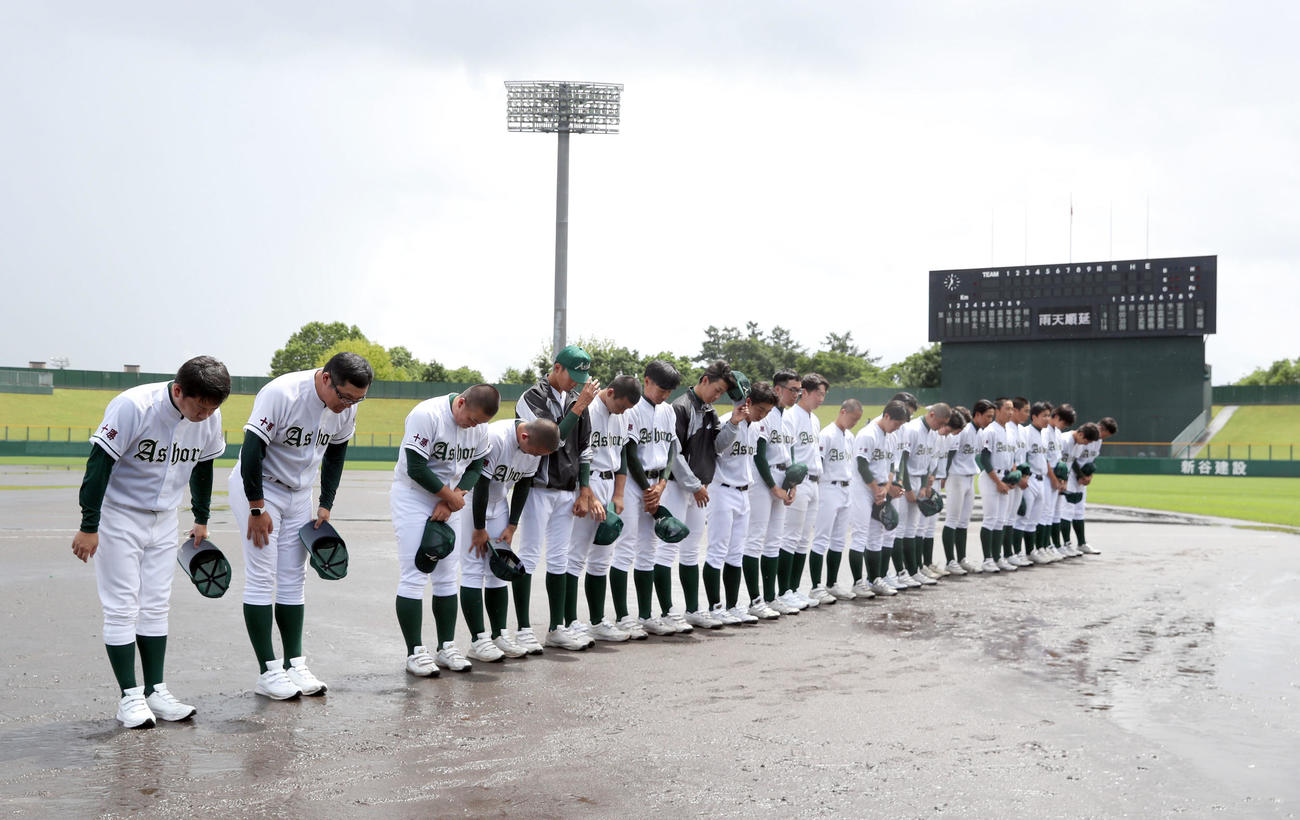 雨天順延となりスタンド応援席にあいさつをする足寄ナイン（撮影・佐藤翔太）