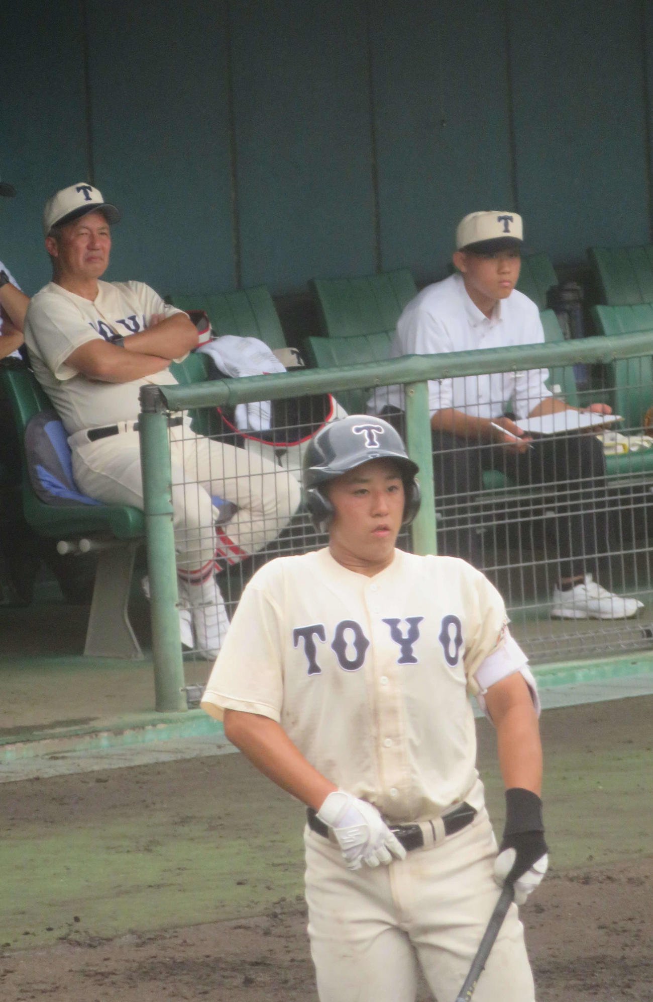 網干対東洋大姫路　戦況を見守る東洋大姫路・岡田龍生監督（左奥）。手前は5番の■（■は卉の下に木）原大礼捕手（撮影・磯綾乃）