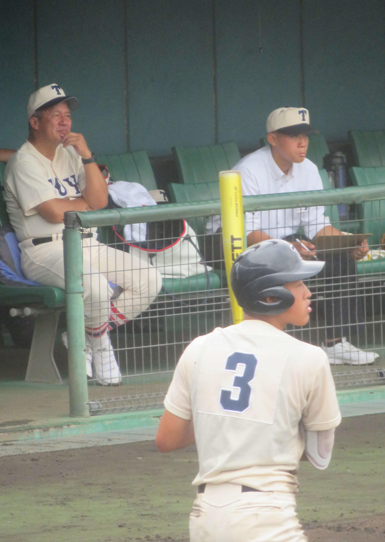 網干対東洋大姫路　戦況を見守る東洋大姫路・岡田龍生監督（左奥）（撮影・磯綾乃）