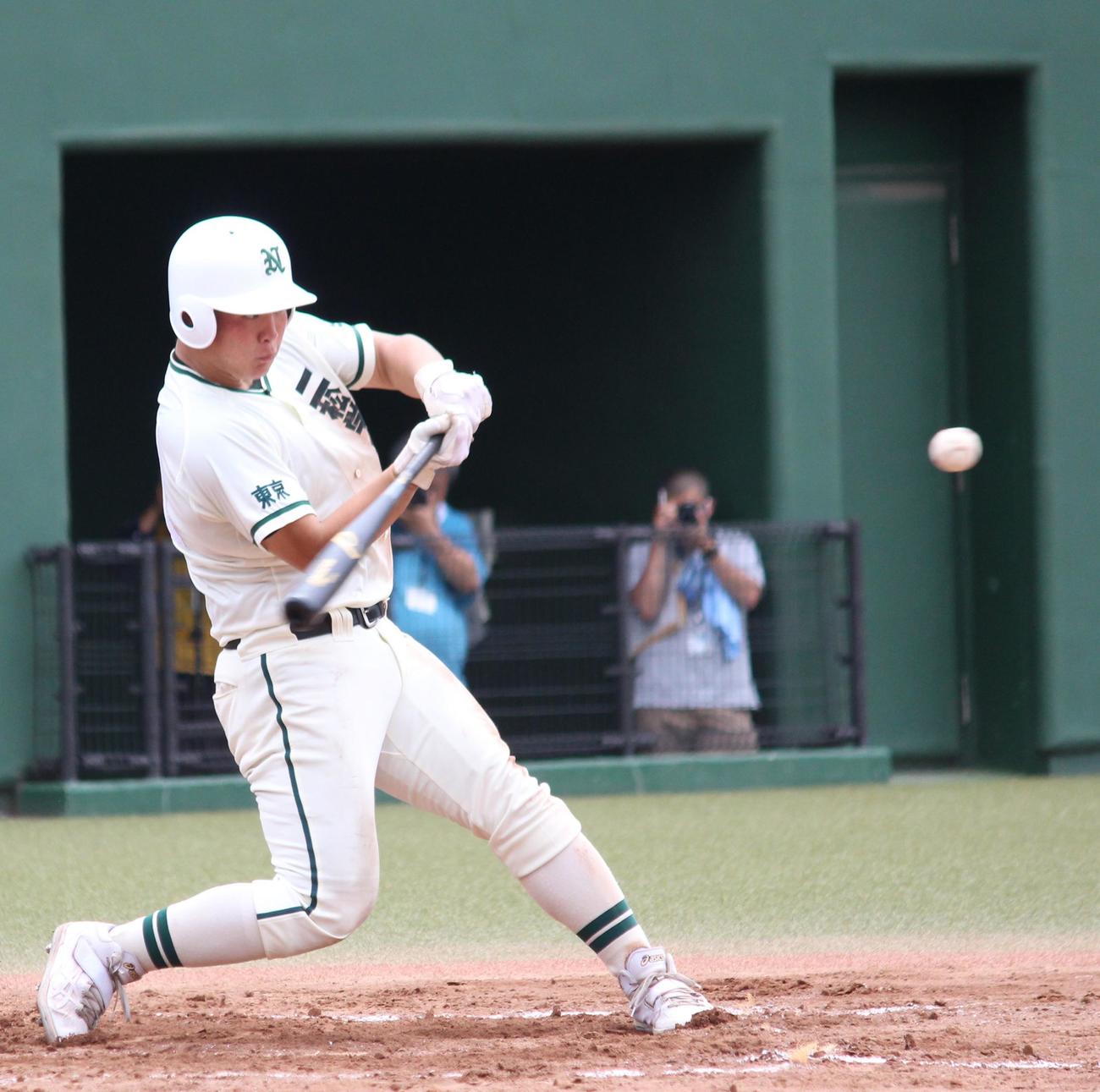 成立学園対二松学舎大付　3回裏二松学舎大付1死満塁、左越え満塁弾を放った片井（撮影・保坂恭子）