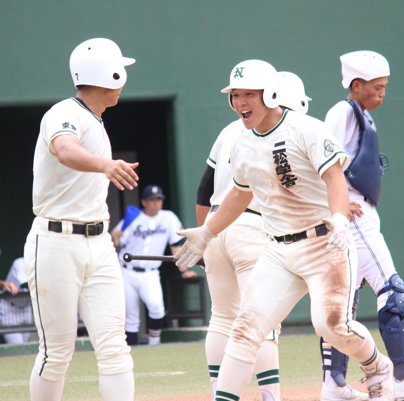 成立学園対二松学舎大付　3回裏二松学舎大付1死満塁、左越え満塁弾を放ち笑顔でホームインする片井（右）（撮影・保坂恭子）