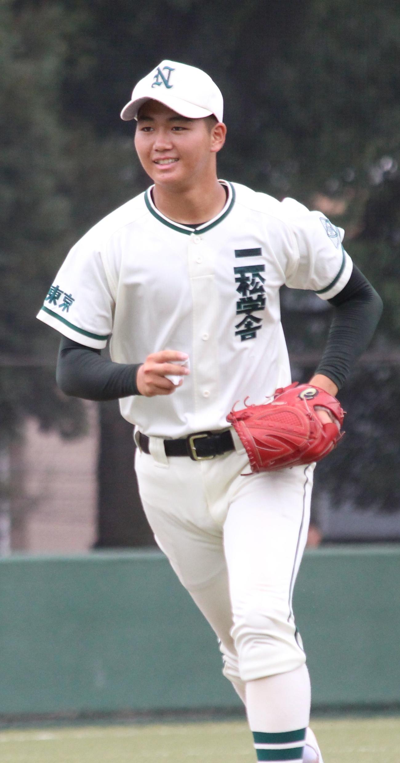成立学園対二松学舎大付　初回を無失点で抑え、笑顔でベンチに戻る二松学舎大付の大内（撮影・保坂恭子）