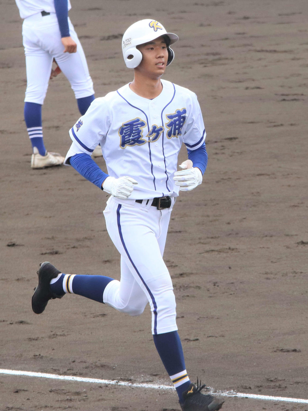 霞ケ浦対土浦三　2回表無死、右翼に本塁打を放った霞ケ浦・木村（撮影・村山玄）