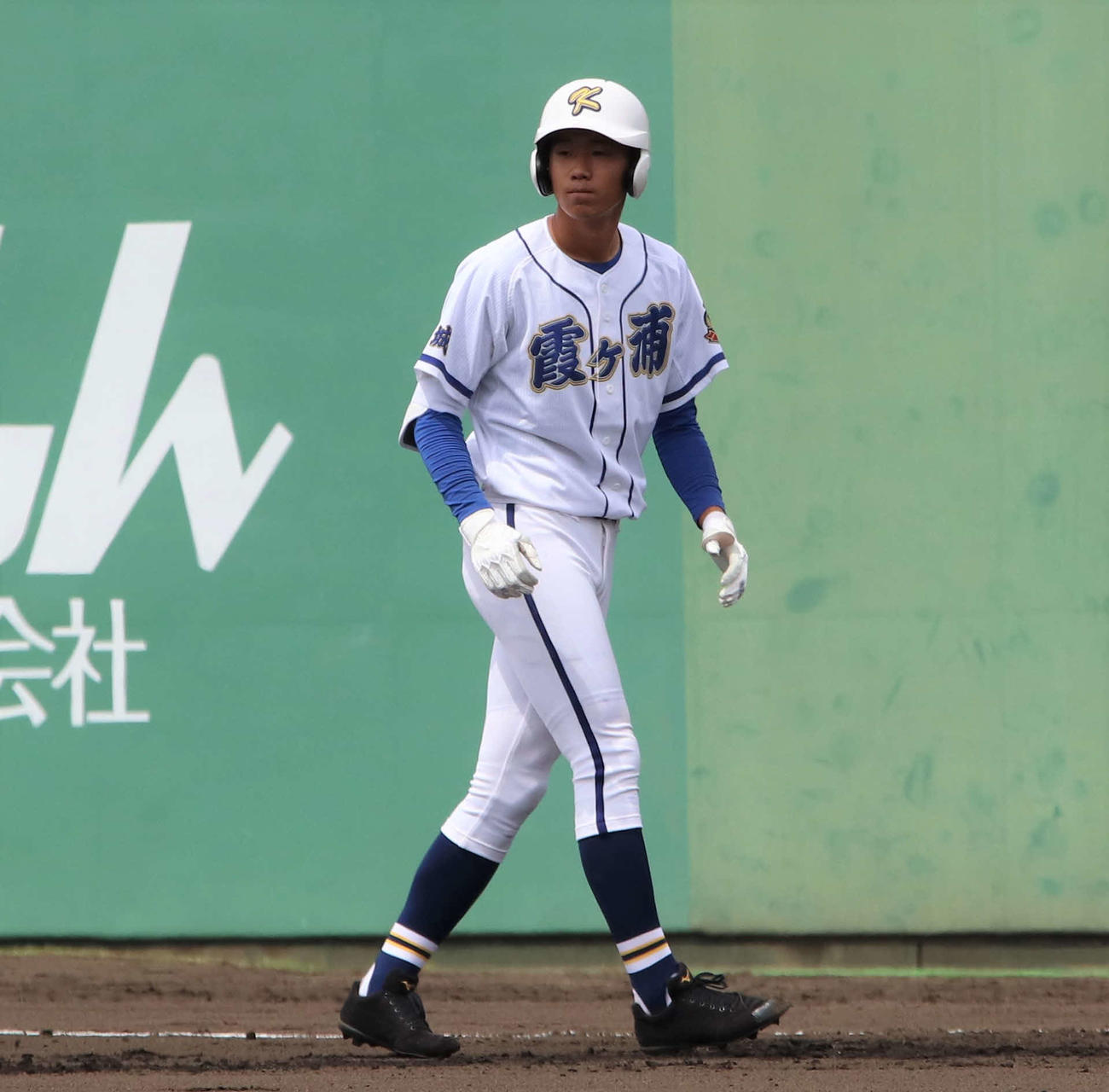 霞ケ浦対土浦三　初回無死二、三塁で中前に先制打を放った霞ケ浦・木村（撮影・村山玄）