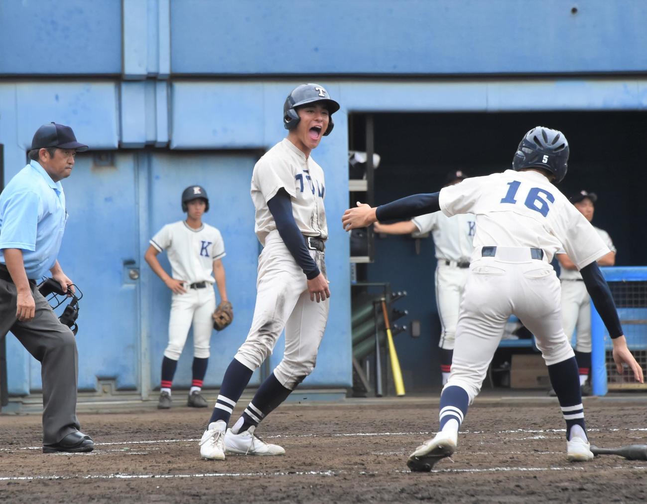桐蔭学園対鎌倉学園　5回表桐蔭学園1死二、三塁、中野の適時打で二塁から生還し雄たけびを上げる佐藤（中央）（撮影・鈴木正章）