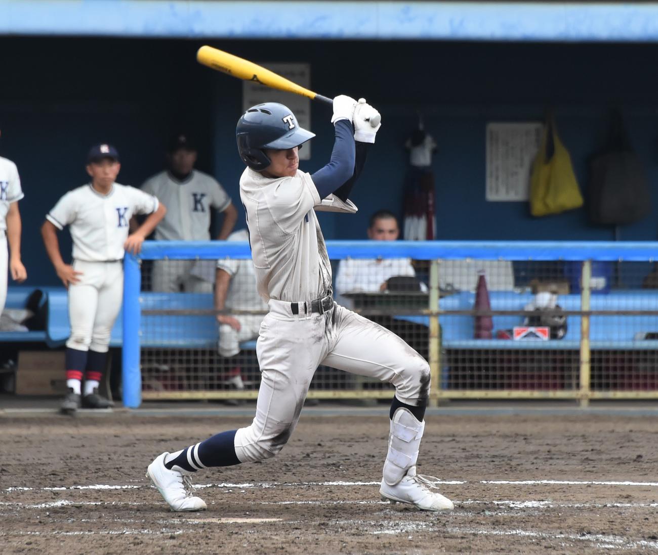 桐蔭学園対鎌倉学園　5回表桐蔭学園1死一塁、遊撃へ内野安打を放つ佐藤（撮影・鈴木正章）