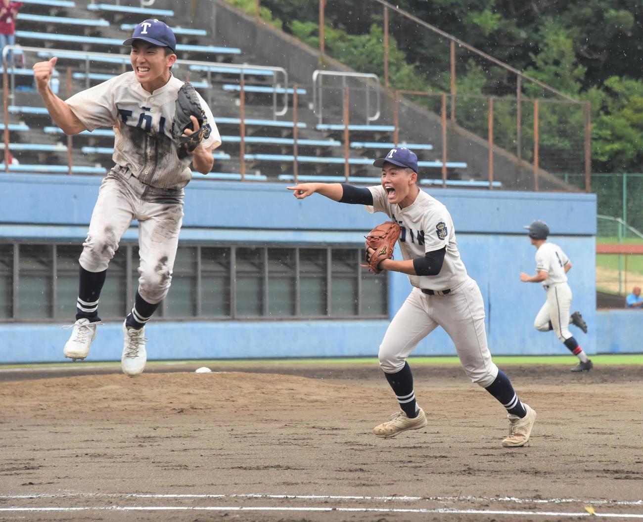 桐蔭学園対鎌倉学園　5回裏鎌倉学園2死満塁のピンチをしのぎベンチを指さして雄たけびを上げる桐蔭学園先発の中村。左はジャンプして喜ぶ二塁手古宮（撮影・鈴木正章）