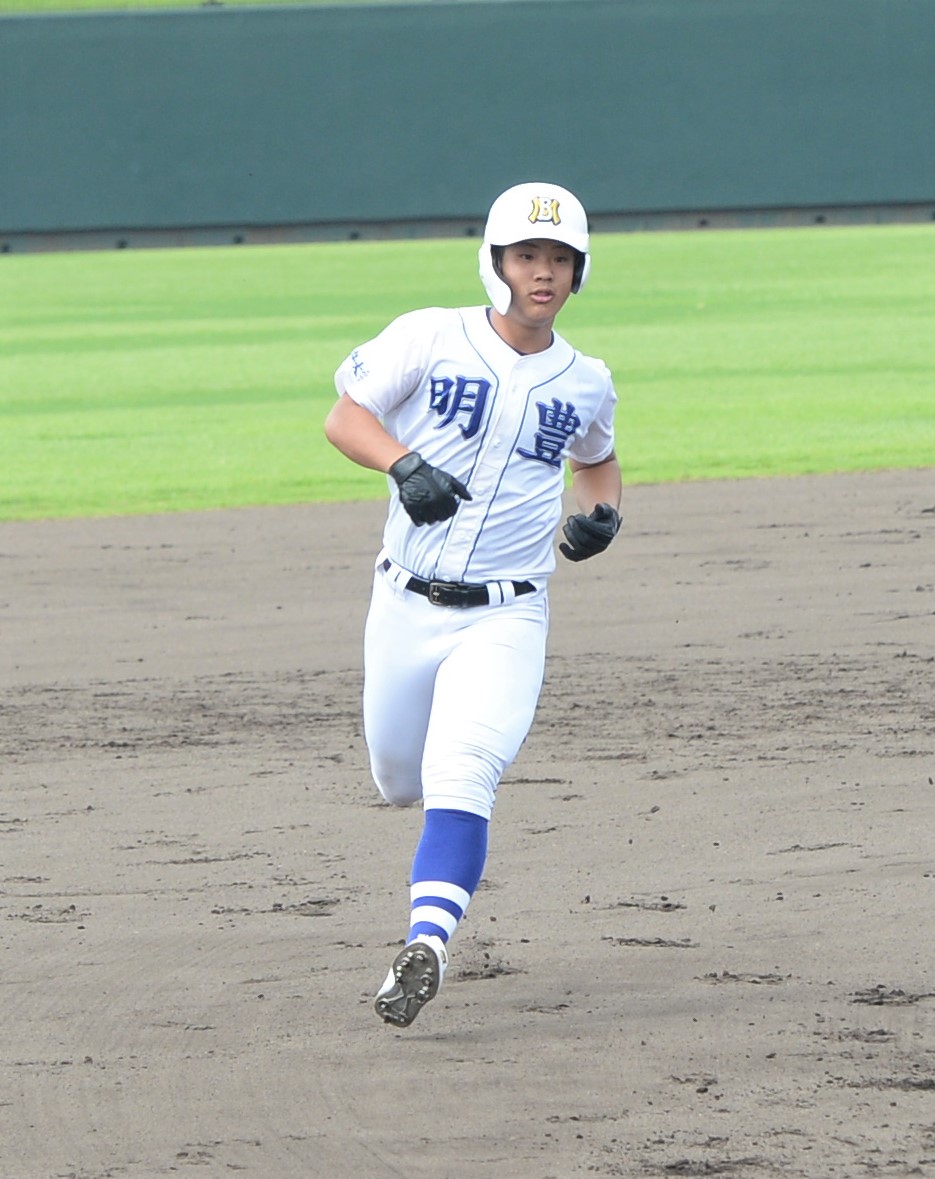 大分大会　大分豊府対明豊　2回裏明豊2死三塁から2点本塁打を放ち、ダイヤモンドを周回する柴田（撮影・佐藤究）