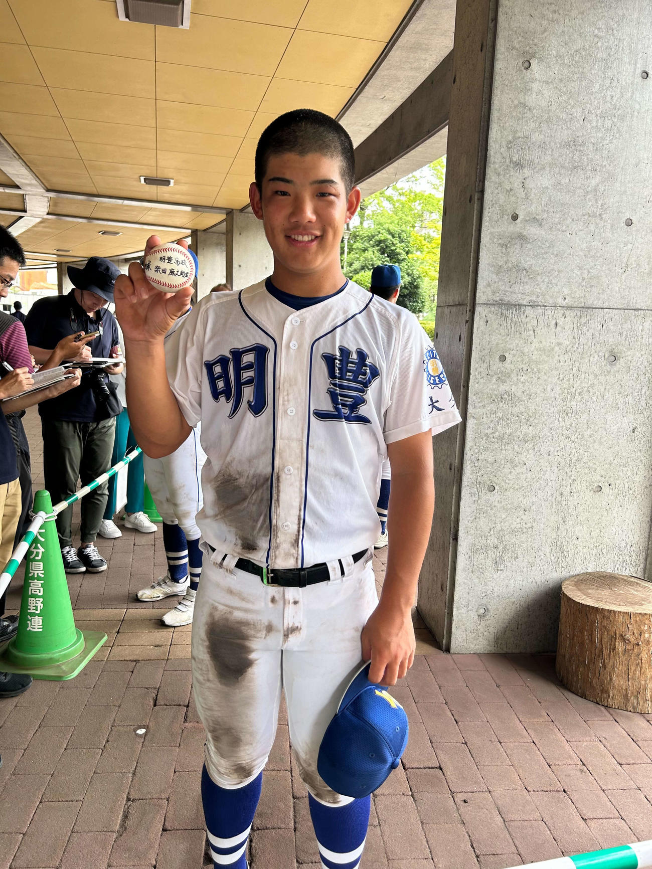 大分豊府対明豊　ホームランボールを手に笑顔を見せる明豊・柴田（撮影・佐藤究）