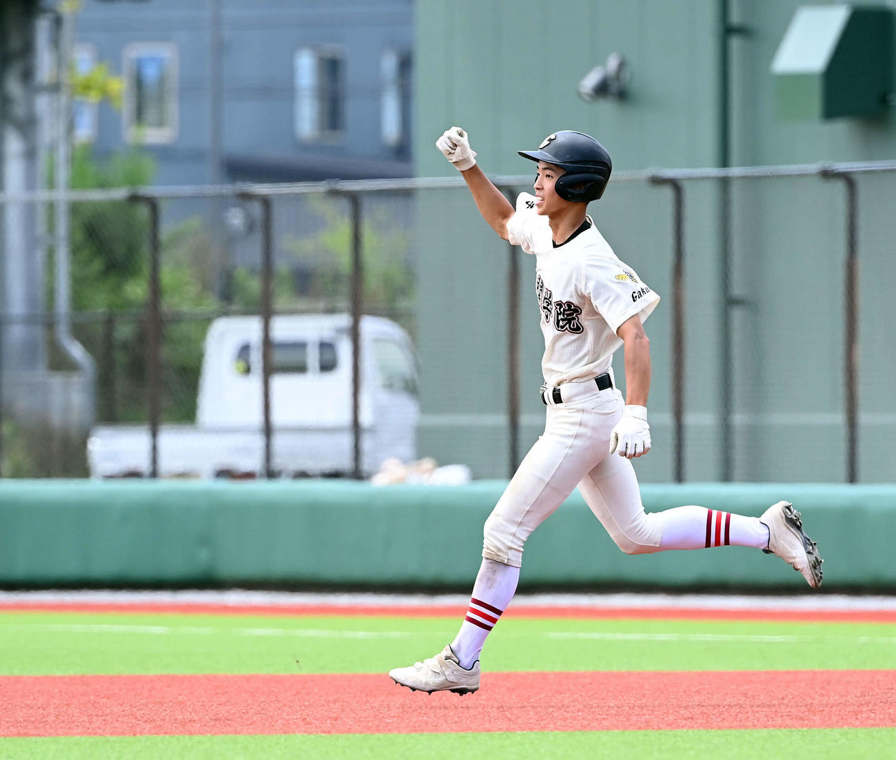 一関学院対盛岡中央　5回表一関学院無死、梅田の打球は1度は本塁打とされダイヤモンドを回るも柵に当たり二塁打となる（撮影・たえ見朱実）