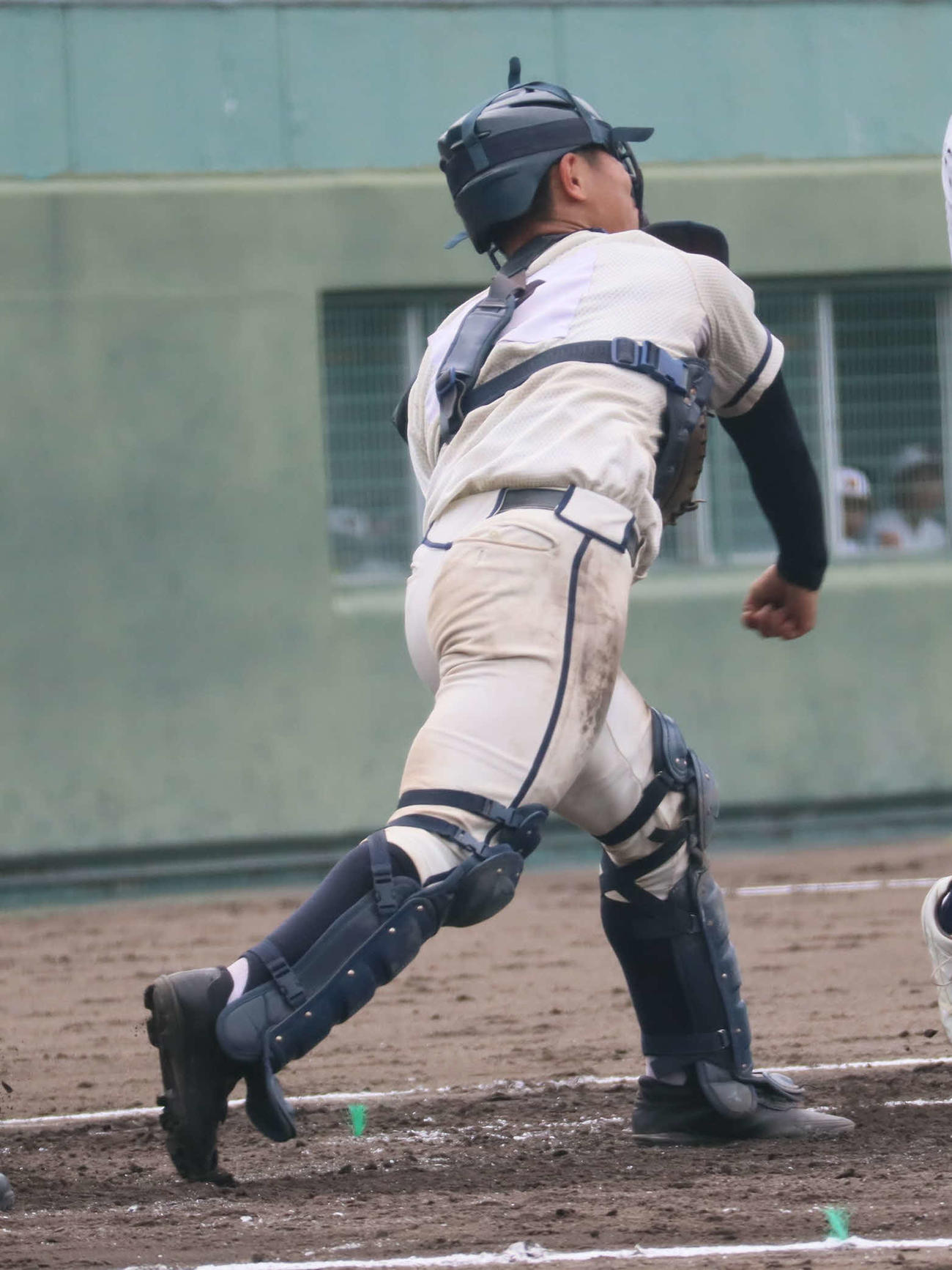 高校野球和歌山大会　箕島対南部　4回2死一塁で盗塁を阻止する箕島・沢（撮影・村松万里子）
