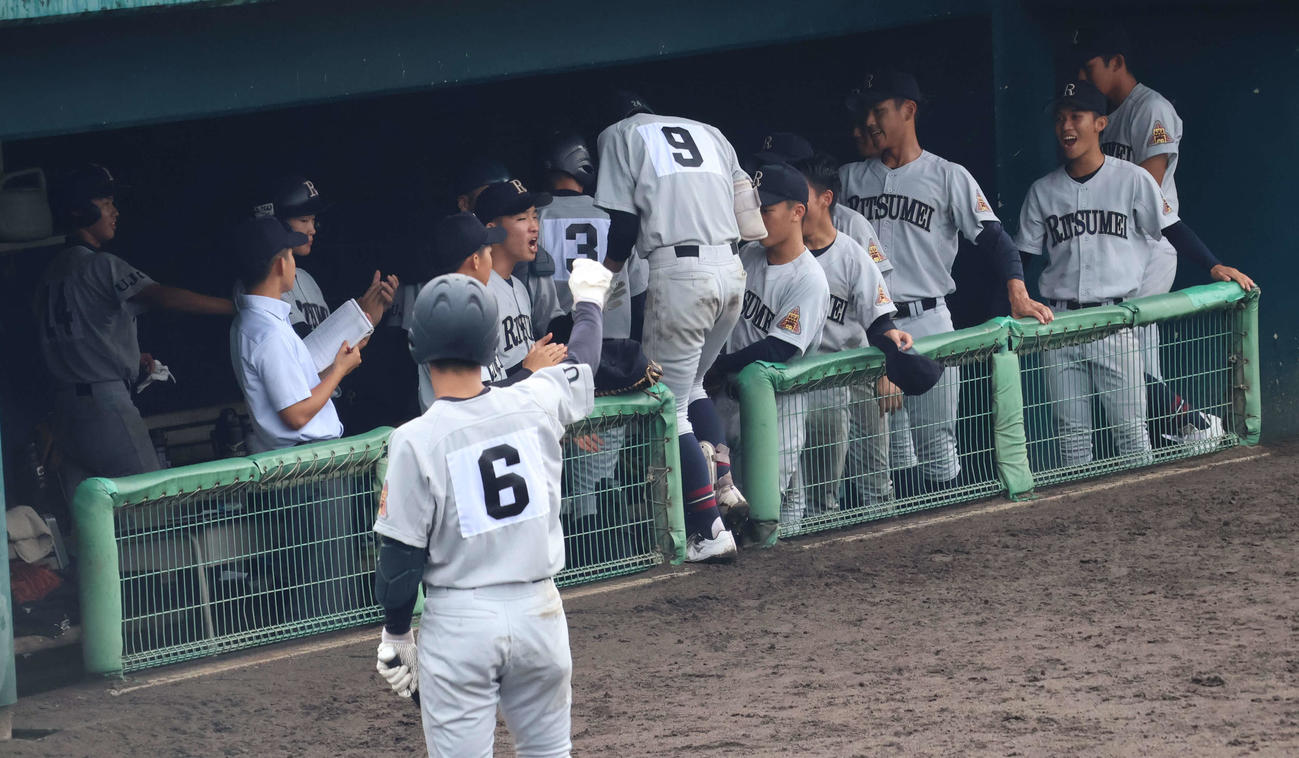 立命館宇治対京都すばる　右越え2ランを放ちチームメイトに祝福される立命館宇治・築山隆翔（撮影・原田竣矢）