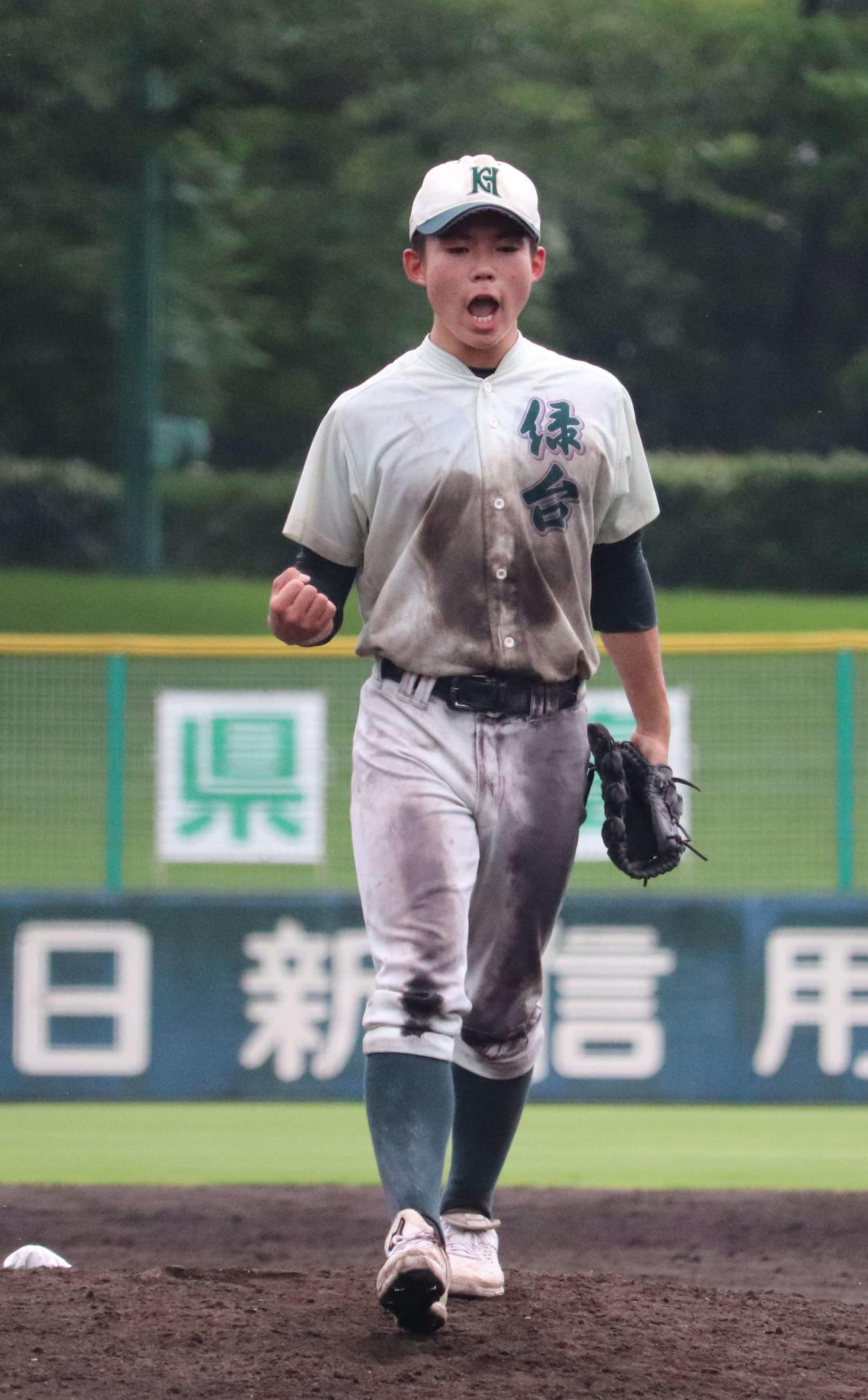 兵庫大会　川西緑台対須磨学園　川西緑台の先発高橋昂誠、完封後ガッツポーズ（撮影・松野奈音）