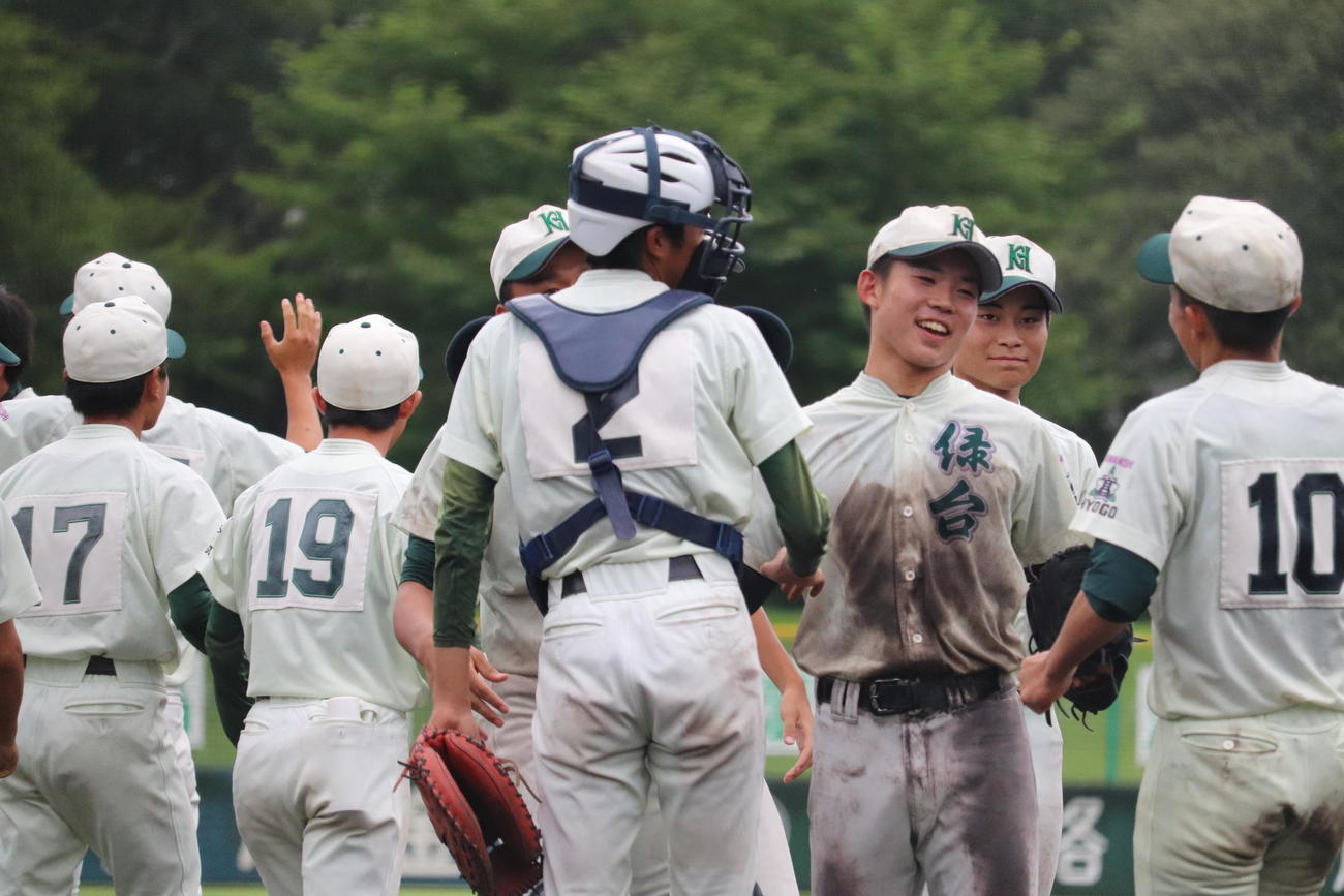 兵庫大会　川西緑台対須磨学園　勝利して喜ぶ川西緑台ナイン（撮影・松野奈音）