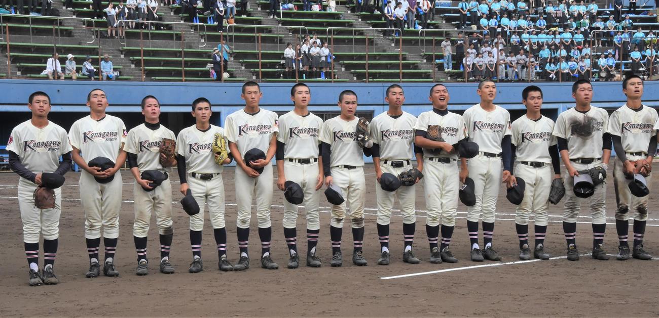 神奈川工対神奈川大付　7回コールド勝利を決め応援席にあいさつする神奈川工の選手たち（撮影・鈴木正章）