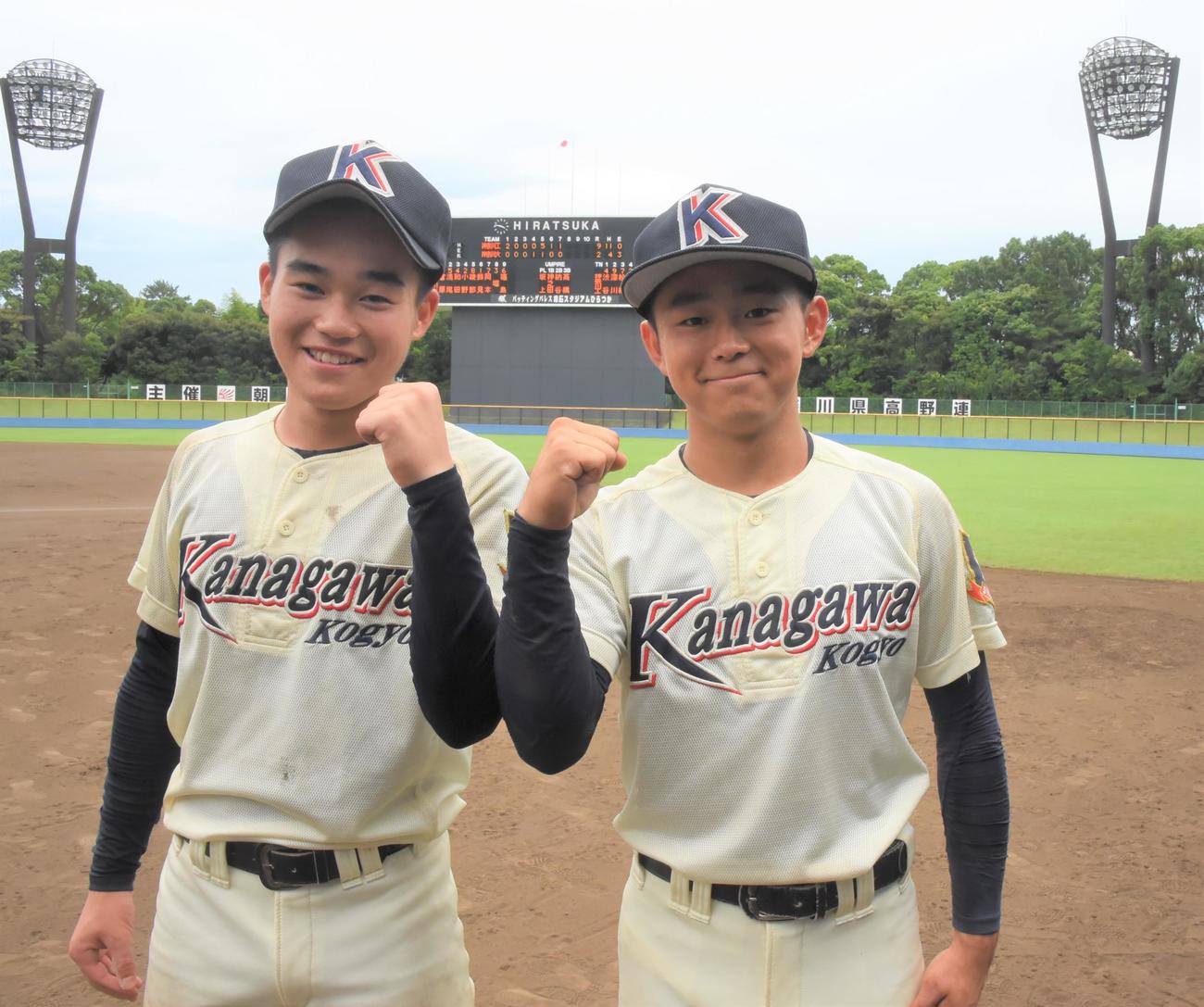 神奈川工対神奈川大付　7回コールド勝利に貢献した神奈川工の深川ツインズ。左が兄・聖将（まさと）で右が弟・由将（ゆうと）（撮影・鈴木正章）