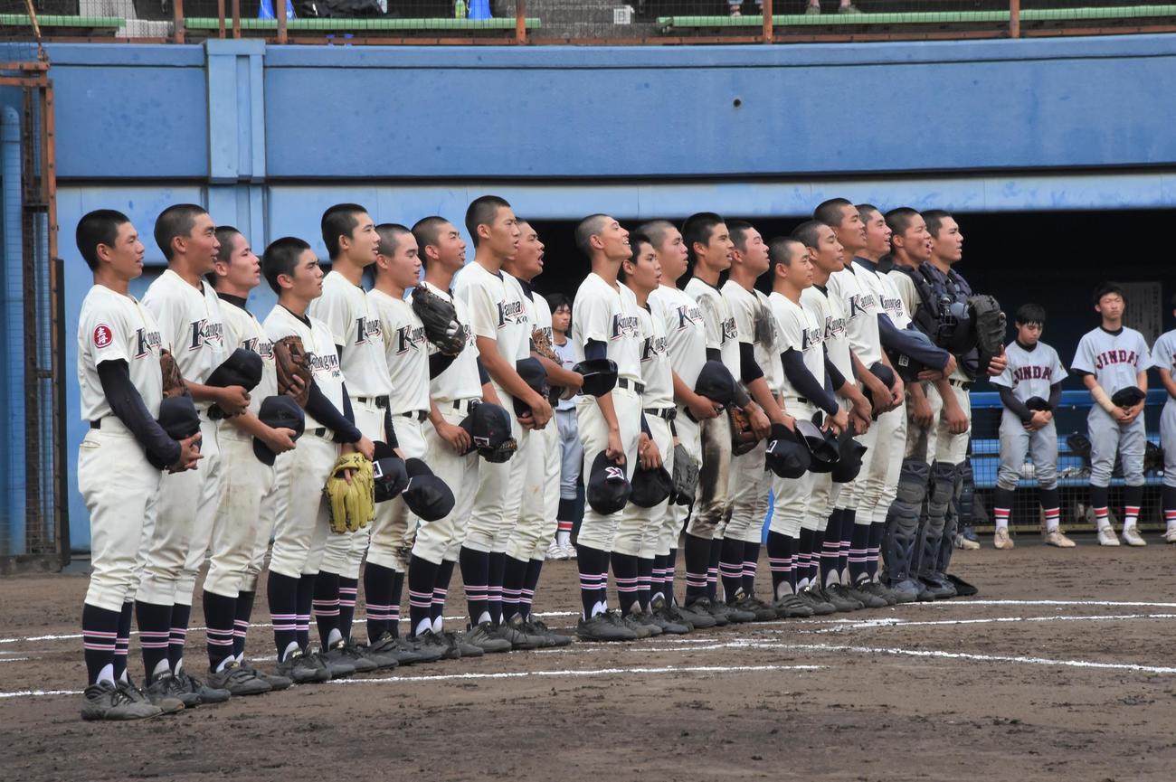 神奈川工対神奈川大付　7回コールド勝利を決め校歌を歌う神奈川工の選手たち（撮影・鈴木正章）